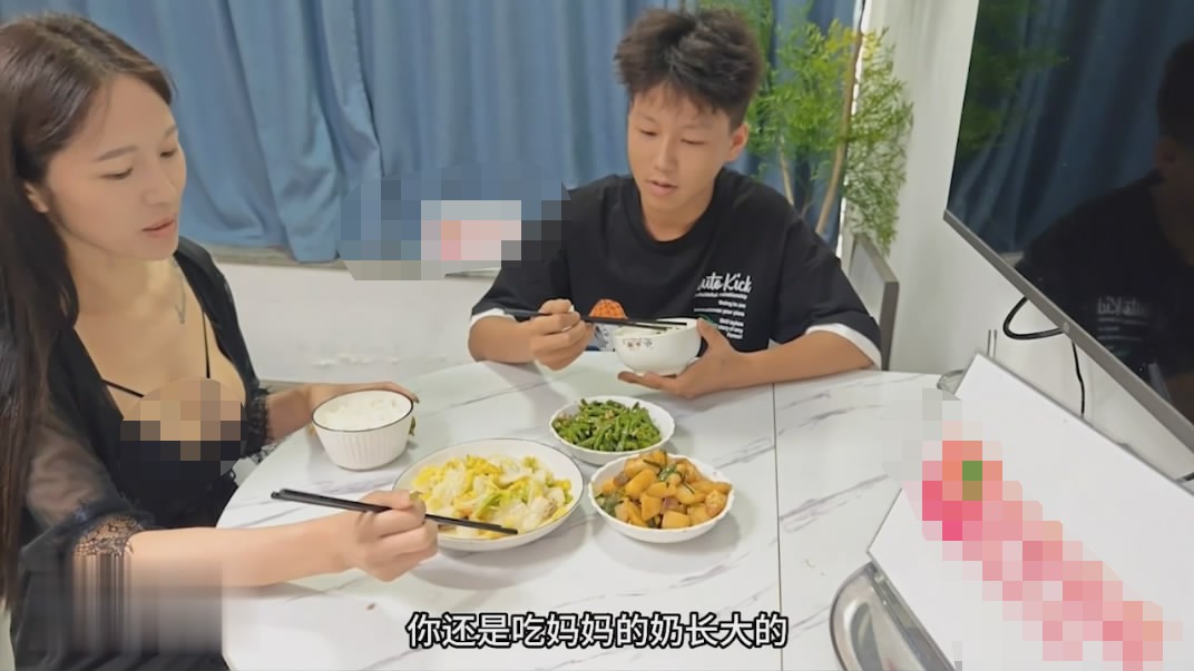 溺爱母子乱伦-高中生儿子和妈妈的关系只有0次和n次吃饭看着妈妈的美乳要吃妈妈的奶 553M