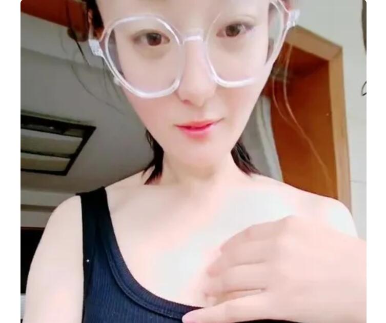 极品美乳眼镜小骚货！白皙皮肤一对豪乳！撩下衣服揉捏晃动